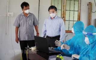 Bí thư Tỉnh ủy Lê Đức Thọ kiểm tra, thăm và tặng quà cho lực lượng làm nhiệm vụ phòng, chống dịch bệnh Covid-19