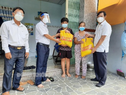 Thăm và tặng quà cho lực lượng tuyến đầu chống dịch ở Thạnh Phú