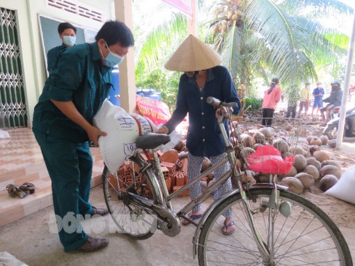 Thành An khẩn trương phân phát gạo cho người dân