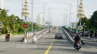 Nhộn nhịp người dân đi lại trong ngày đầu tiên thực hiện Chỉ thị 15/CT-TTg