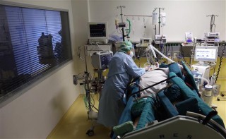 Thêm 8.333 người chết; Mỹ ca tử vong mới vọt tăng gấp đôi