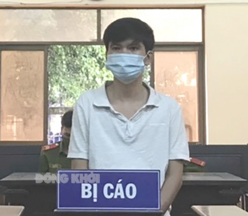 Xúc phạm Quốc kỳ, bị tòa án phạt 1 năm tù