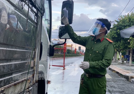 Điều kiện người và phương tiện ra, vào chốt kiểm soát