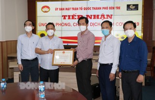 Tập đoàn CCG - Group tặng vật tư y tế phòng chống dịch Covid-19 cho UBND TP. Bến Tre