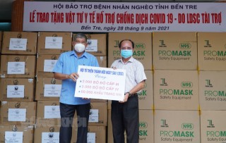 Tiếp nhận và trao tặng vật tư y tế hỗ trợ phòng chống dịch Covid-19