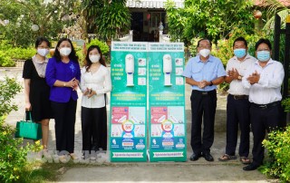 Phó bí thư Thường trực Tỉnh ủy Hồ Thị Hoàng Yến thăm, tặng quà lực lượng tham gia phòng chống dịch Covid-19