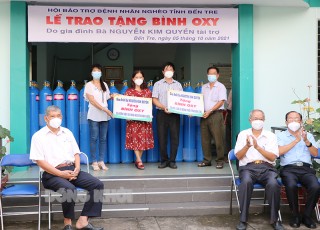 Trao 50 bình oxy cho hai bệnh viện