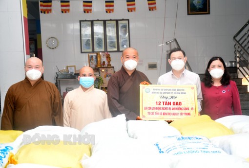 Hỗ trợ gạo cho bà con lao động nghèo bị ảnh hưởng Covid-19 từ các tỉnh về Bến Tre cách ly tập trung