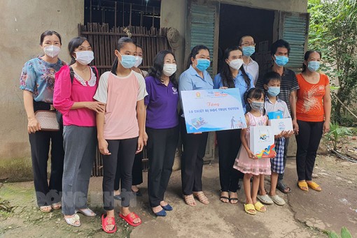Hội đồng Đội Trung ương tặng máy tính bảng cho học sinh Bến Tre