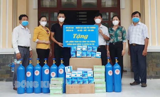 Trao thiết bị y tế, đồ bảo hộ cho người dân huyện Ba Tri