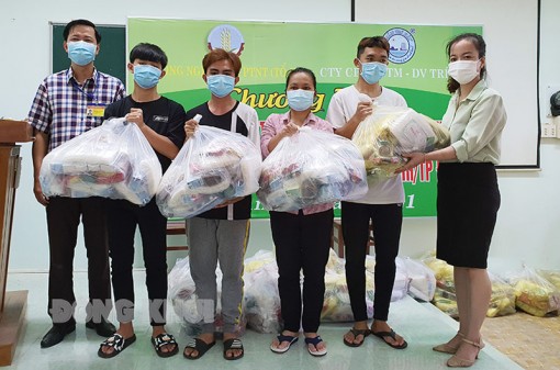 Trao 1,6 ngàn túi an sinh cho người lao động tại khu cách ly