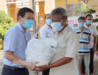 Tặng 210 phần quà cho người dân khó khăn trong đại dịch Covid-19