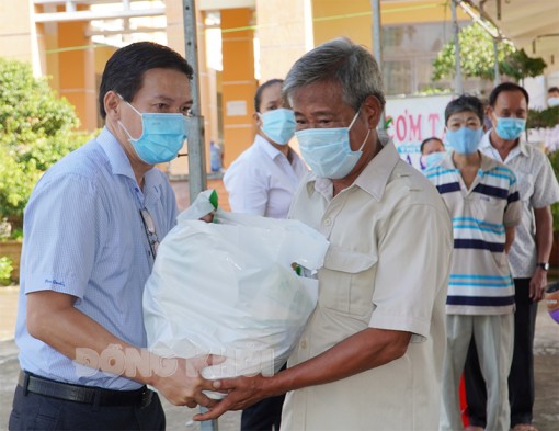 Tặng 210 phần quà cho người dân khó khăn trong đại dịch Covid-19