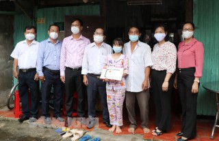 Trao hỗ trợ cho trẻ em mồ côi có cha, mẹ chết do Covid-19