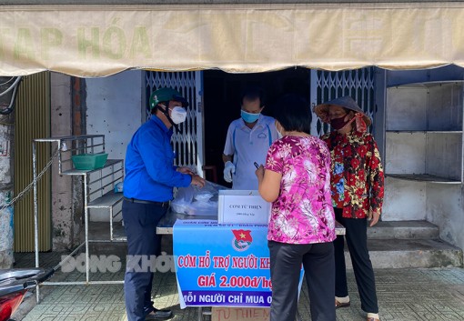 Phần cơm trưa 2.000 đồng cho người lao động nghèo