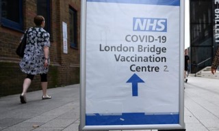 Người không tiêm vaccine có nguy cơ tái nhiễm COVID-19 nhiều lần