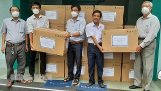 Trao 1 ngàn bộ đồ bảo hộ y tế cho 3 bệnh viện