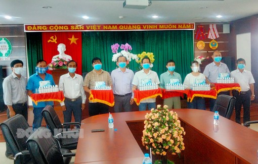 Hỗ trợ nước sát khuẩn và khẩu trang cho người bán vé số lẻ