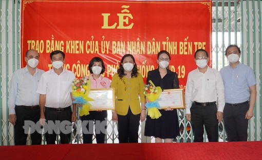 Trao bằng khen của UBND tỉnh cho 3 cá nhân có thành tích trong công tác phòng, chống dịch