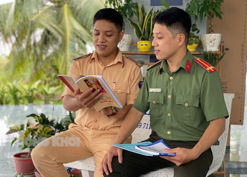 Gương cán bộ công an làm theo lời Bác