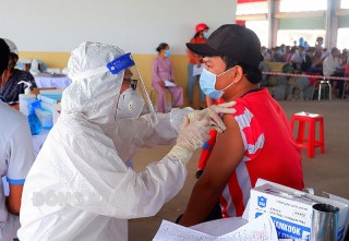 Đoàn y, bác sĩ Bệnh viện Răng hàm mặt Trung ương hỗ trợ huyện Thạnh Phú tiêm vắc-xin phòng Covid-19