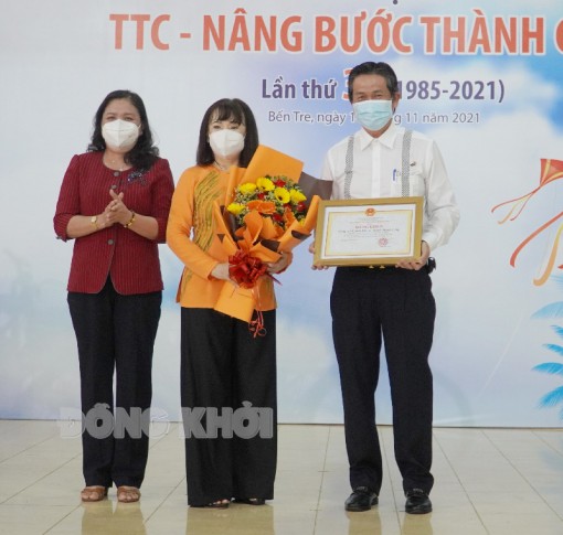 Trao 585 suất học bổng cho học sinh nghèo, hiếu học