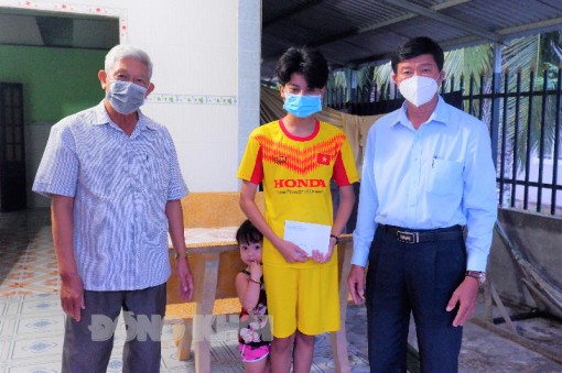 Lãnh đạo huyện Thạnh Phú thăm, hỗ trợ trẻ mồ côi do dịch Covid-19