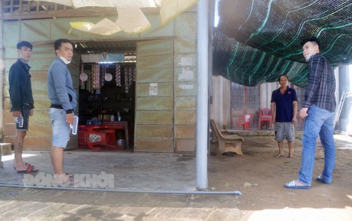 Làm việc với nhóm đối tượng sử dụng súng bắn vào nhà dân Làm việc với nhóm đối tượng sử dụng súng bắn vào nhà dân