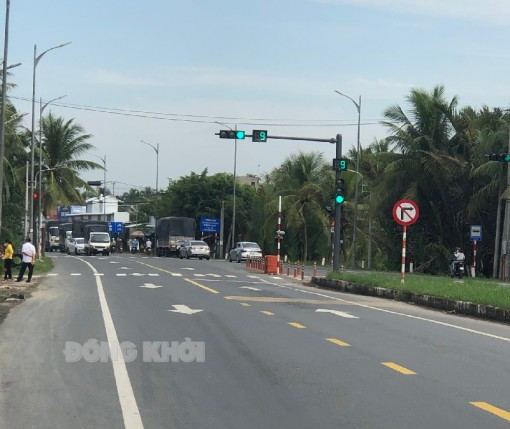 Đưa vào sử dụng đèn tín hiệu 3 màu trên quốc lộ 60 xã Hòa Lộc huyện Mỏ Cày Bắc Đưa vào sử dụng đèn tín hiệu 3 màu trên quốc lộ 60 xã Hòa Lộc huyện Mỏ Cày Bắc