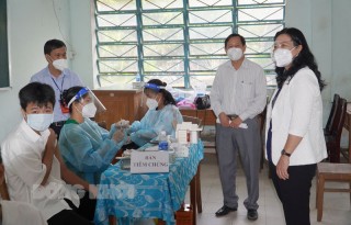Phó chủ tịch UBND tỉnh kiểm tra công tác tiêm vắc-xin cho học sinh