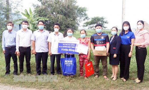 Hai em sinh viên có hoàn cảnh đặc biệt khó khăn được giúp đỡ