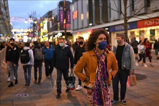 Anh đẩy mạnh các biện pháp phòng dịch, sẵn sàng ứng phó với biến thể Omicron