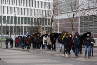 Mỹ lại vượt 100.000 mắc mới/ngày; Biến thể Omicron đã xuất hiện ở hơn 20 nước