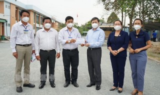 Bí thư Tỉnh ủy Lê Đức Thọ thăm hỏi sức khỏe bệnh nhân Covid-19 và lực lượng chống dịch