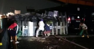 Đụng độ giữa cảnh sát Mexico và người di cư quá khích khiến 17 người bị thương
