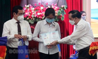 Báo Tuổi Trẻ trao học bổng cho sinh viên Bến Tre và Tiền Giang