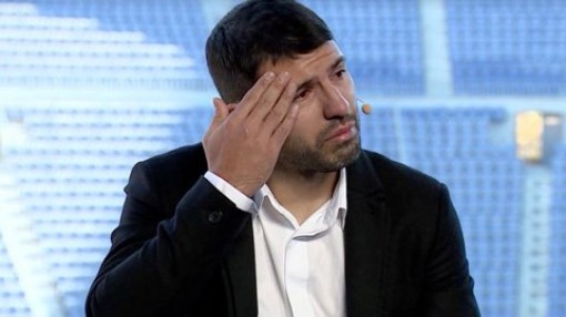 Aguero bật khóc khi thông báo giải nghệ ở tuổi 33
