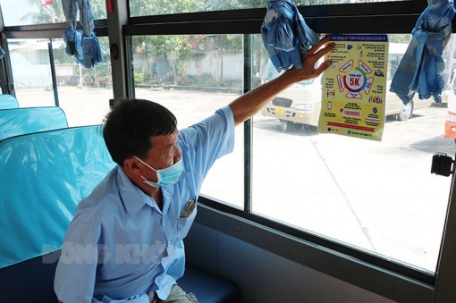 Hành khách, lái xe, nhân viên phục vụ trên xe thực hiện nghiêm thông điệp “5K” Hành khách, lái xe, nhân viên phục vụ trên xe thực hiện nghiêm thông điệp “5K”