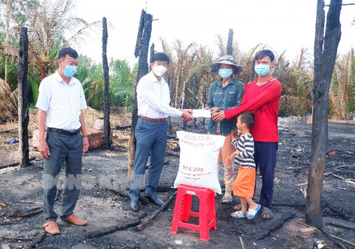 Lãnh đạo huyện thăm hộ dân có nhà bị cháy ở xã Mỹ An