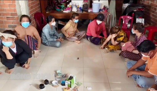 Bắt quả tang tụ điểm lắc tài xỉu ăn tiền tạm giữ trên 330 triệu đồng