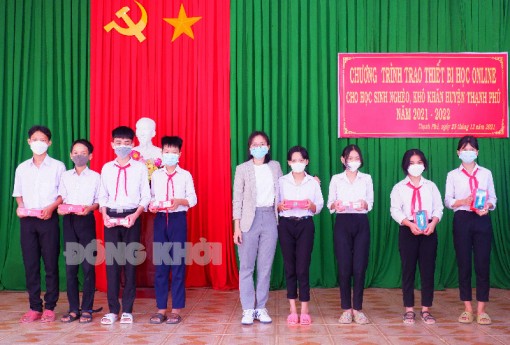 Thạnh Phú trao thiết bị học trực tuyến cho 150 học sinh nghèo
