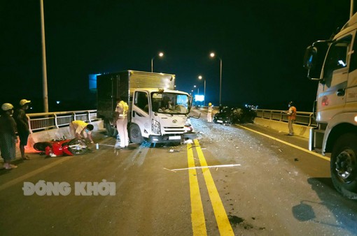 Tai nạn giao thông gây kẹt xe trên cầu Rạch Miễu Tai nạn giao thông gây kẹt xe trên cầu Rạch Miễu