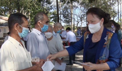 Nguyên Chủ tịch Quốc hội Nguyễn Thị Kim Ngân tặng quà tết cho hộ nghèo ở Ba Tri