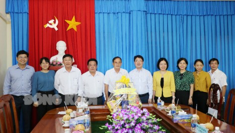 Lãnh đạo quận Phú Nhuận tặng 30 phần quà cho người dân huyện Mỏ Cày Nam