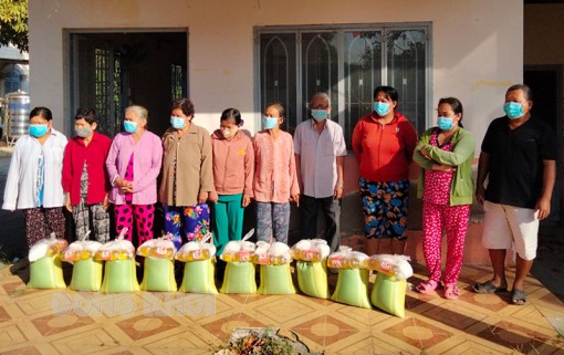 Bình Đại: Chăm lo tết các hộ gia đình khó khăn