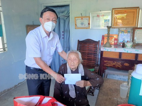 Lãnh đạo huyện Thạnh Phú thăm, tặng quà Tết cho Mẹ Việt Nam anh hùng
