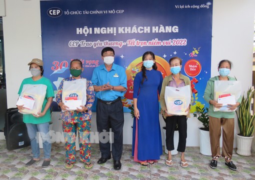 CEP Chi nhánh Bến Tre trao tặng 1.083 phần quà Tết cho khách hàng