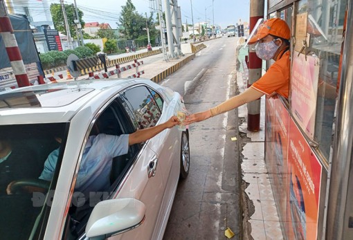 Khoảng 30% xe có đủ điều kiện để thu phí theo hình thức điện tử tự động không dừng khi qua Trạm thu phí cầu Rạch Miễu Khoảng 30% xe có đủ điều kiện để thu phí theo hình thức điện tử tự động không dừng khi qua Trạm thu phí cầu Rạch Miễu