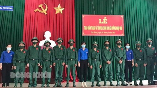 Ngày hội trao quân trang góp phần giáo dục truyền thống sâu sắc Ngày hội trao quân trang góp phần giáo dục truyền thống sâu sắc