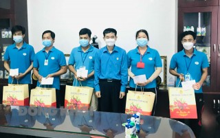 Tổng Liên đoàn Lao động Việt Nam thăm, tặng quà doanh nghiệp và người lao động